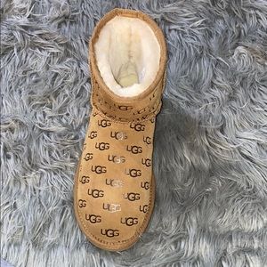 Tan low Ugg’s never worn before
